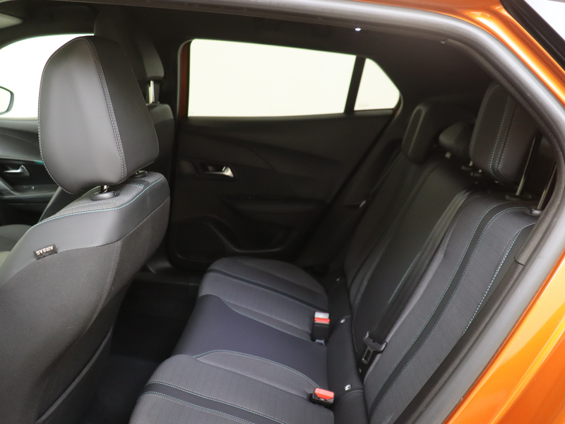 Peugeot e-2008 EV Allure Pack 50 kWh — photo 12