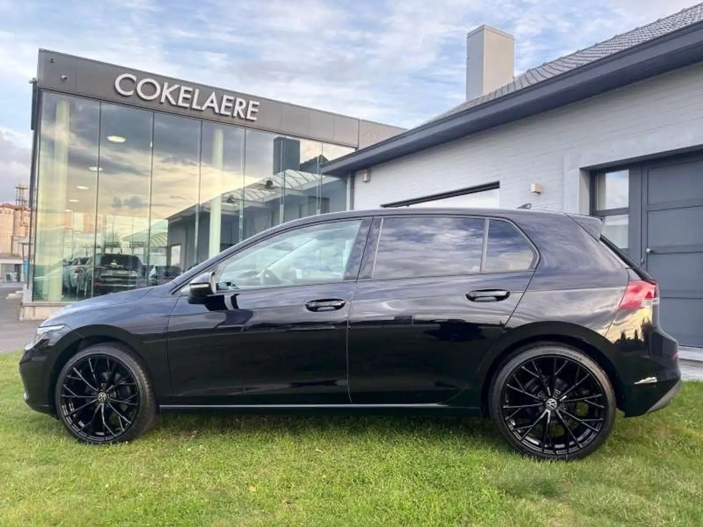 Volkswagen Golf 1.0 TSI LED/Navi/Cruise/KeyLess/LaneAssist/19" Zwart - 2