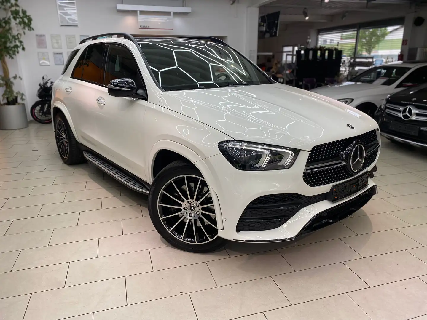 Mercedes-Benz GLE 300 d AMG Line 4Matic Night Paket Pano Keyless RueFaKa Weiß - 1