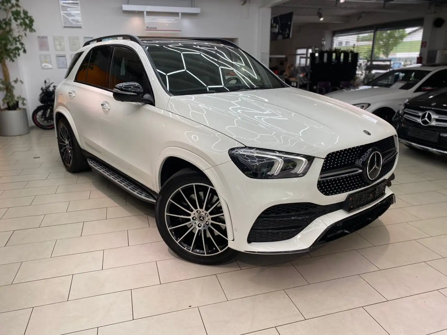 Mercedes-Benz GLE 300 d AMG Line 4Matic Night Paket Pano Keyless RueFaKa Weiß - 1