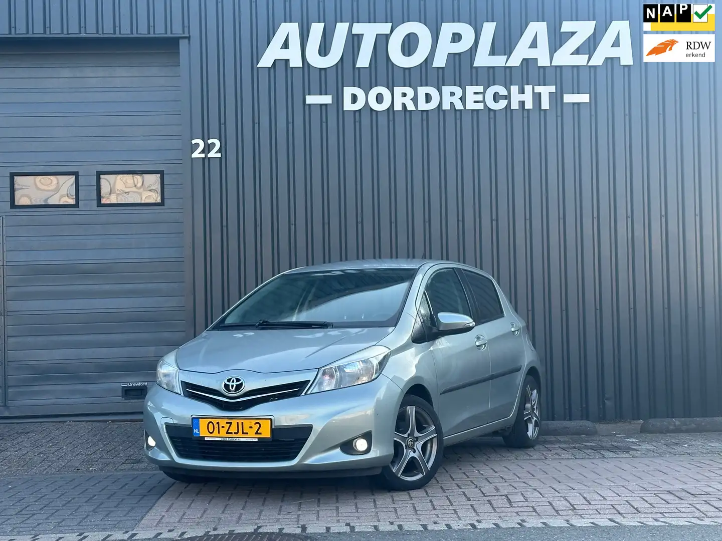 Toyota Yaris 1.3 VVT-i Aspiration|Automaat|Camera|Navi|Trekhaak Gris - 1