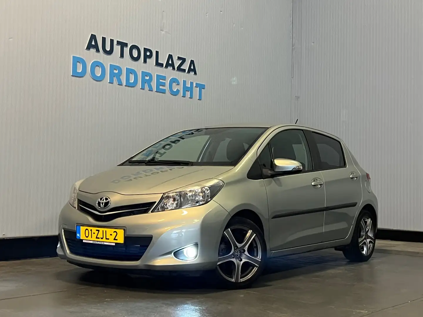 Toyota Yaris 1.3 VVT-i Aspiration|Automaat|Camera|Navi|Trekhaak Grijs - 1