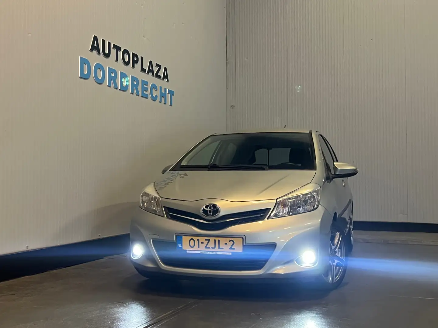 Toyota Yaris 1.3 VVT-i Aspiration|Automaat|Camera|Navi|Trekhaak Grijs - 2