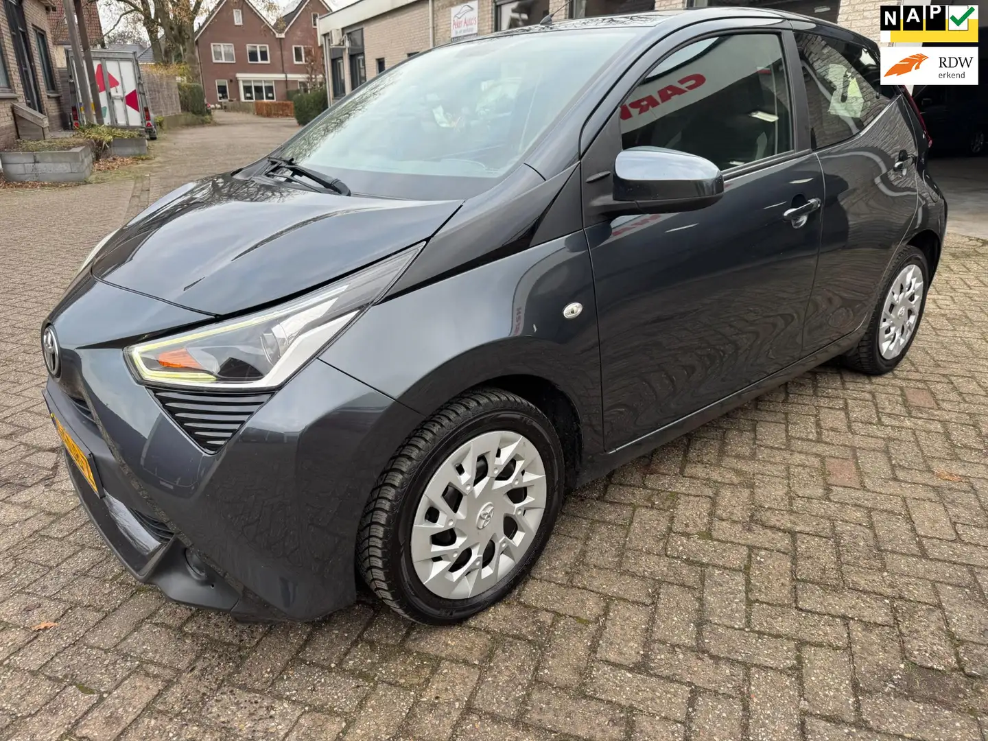 Toyota Aygo 1.0 VVT-i x-play AIRCO ORG 118512 KM NAP O.H BOEKJ Grau - 1
