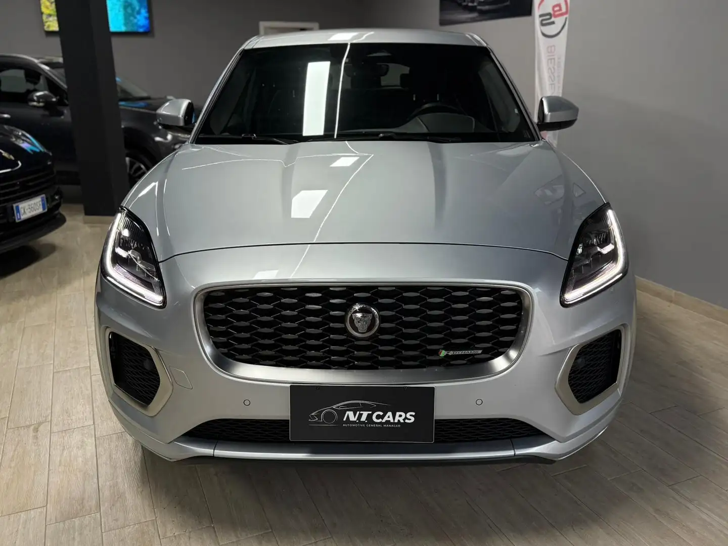 Jaguar E-Pace 2.0d i4 mhev R-Dynamic awd 163cv auto Grau - 2