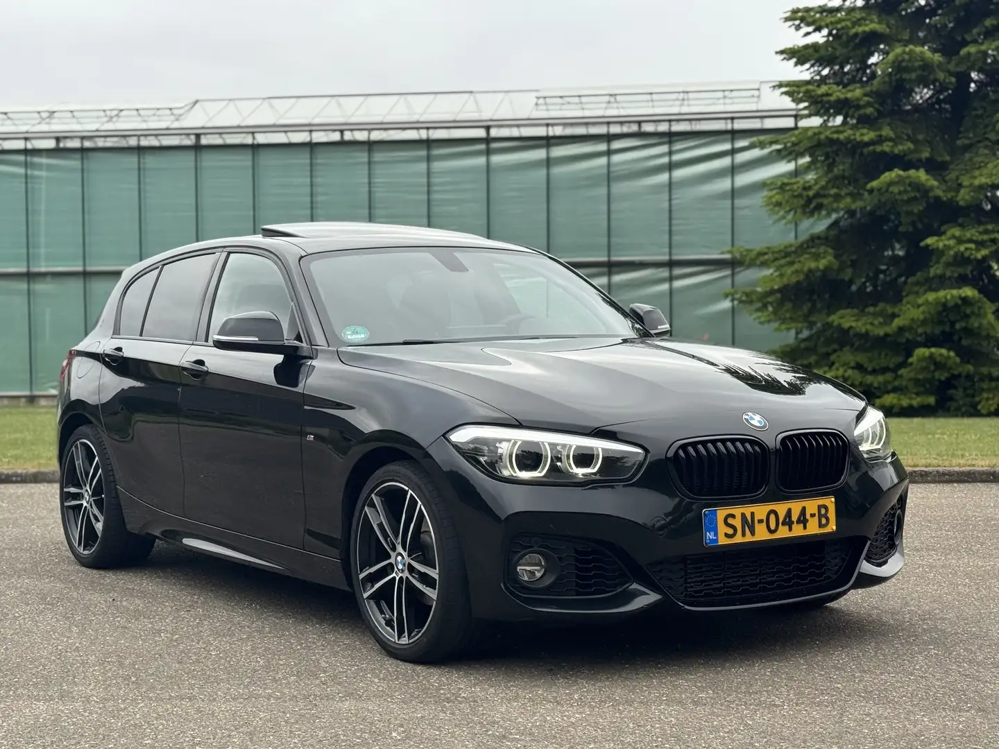 BMW 118 M-sport Shadow Line 2018 Zwart - 2