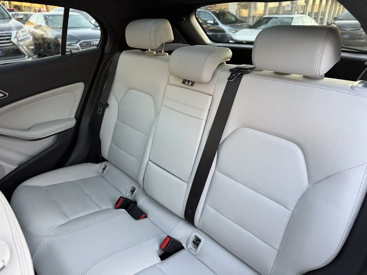 Mercedes-Benz GLA снимка Mercedes-Benz GLA