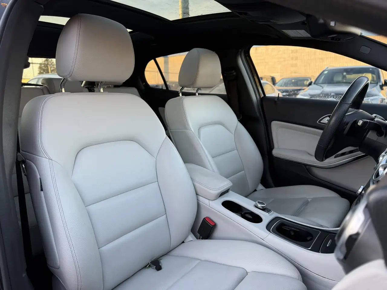 Mercedes-Benz GLA снимка Mercedes-Benz GLA