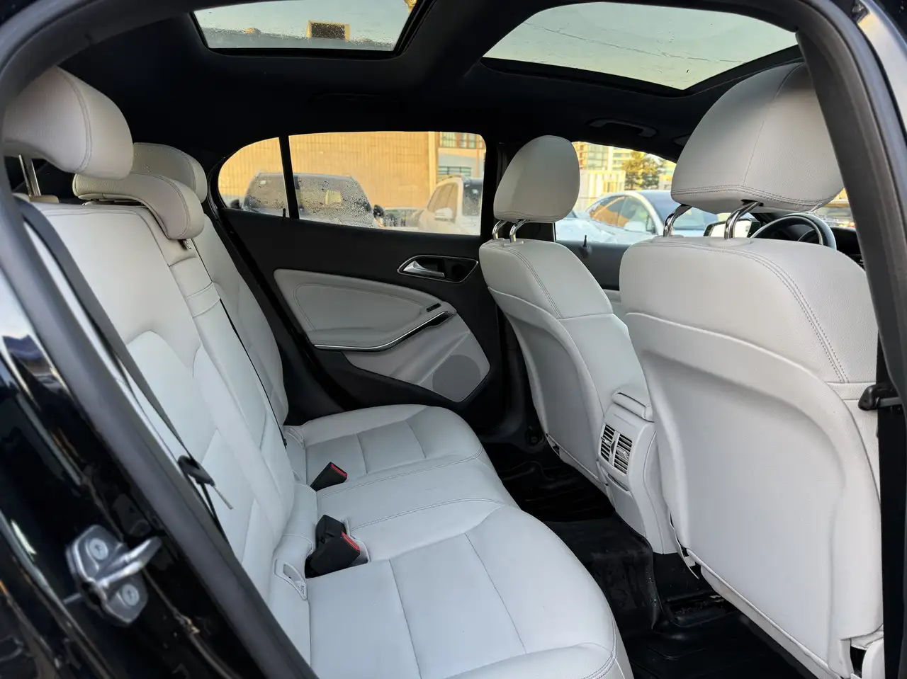 Mercedes-Benz GLA снимка Mercedes-Benz GLA
