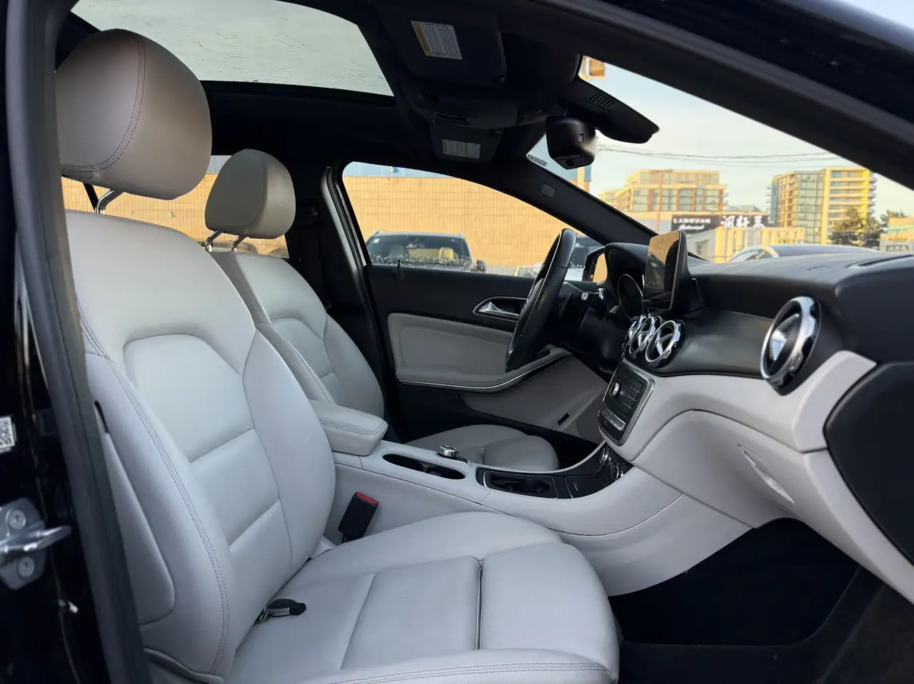 Mercedes-Benz GLA снимка Mercedes-Benz GLA