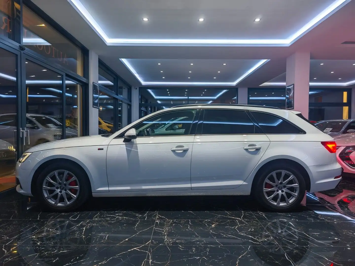 Audi A4 Avant 40 TDI quattro S-Line AHK PANO Blanc - 1
