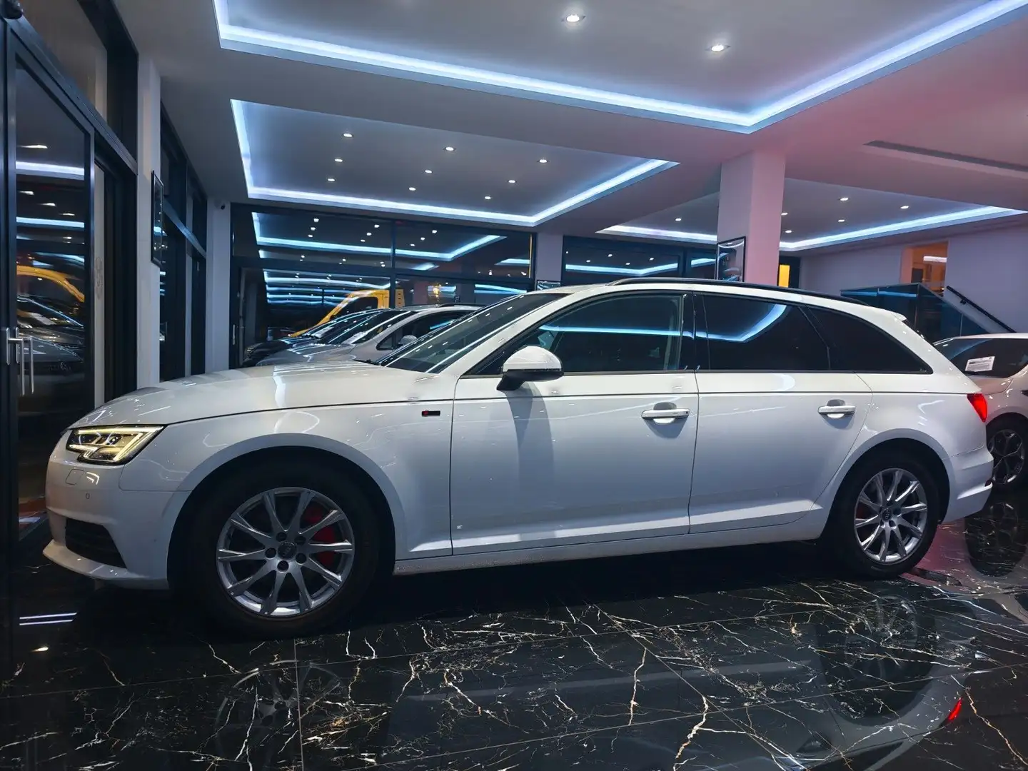 Audi A4 Avant 40 TDI quattro S-Line AHK PANO Blanc - 2