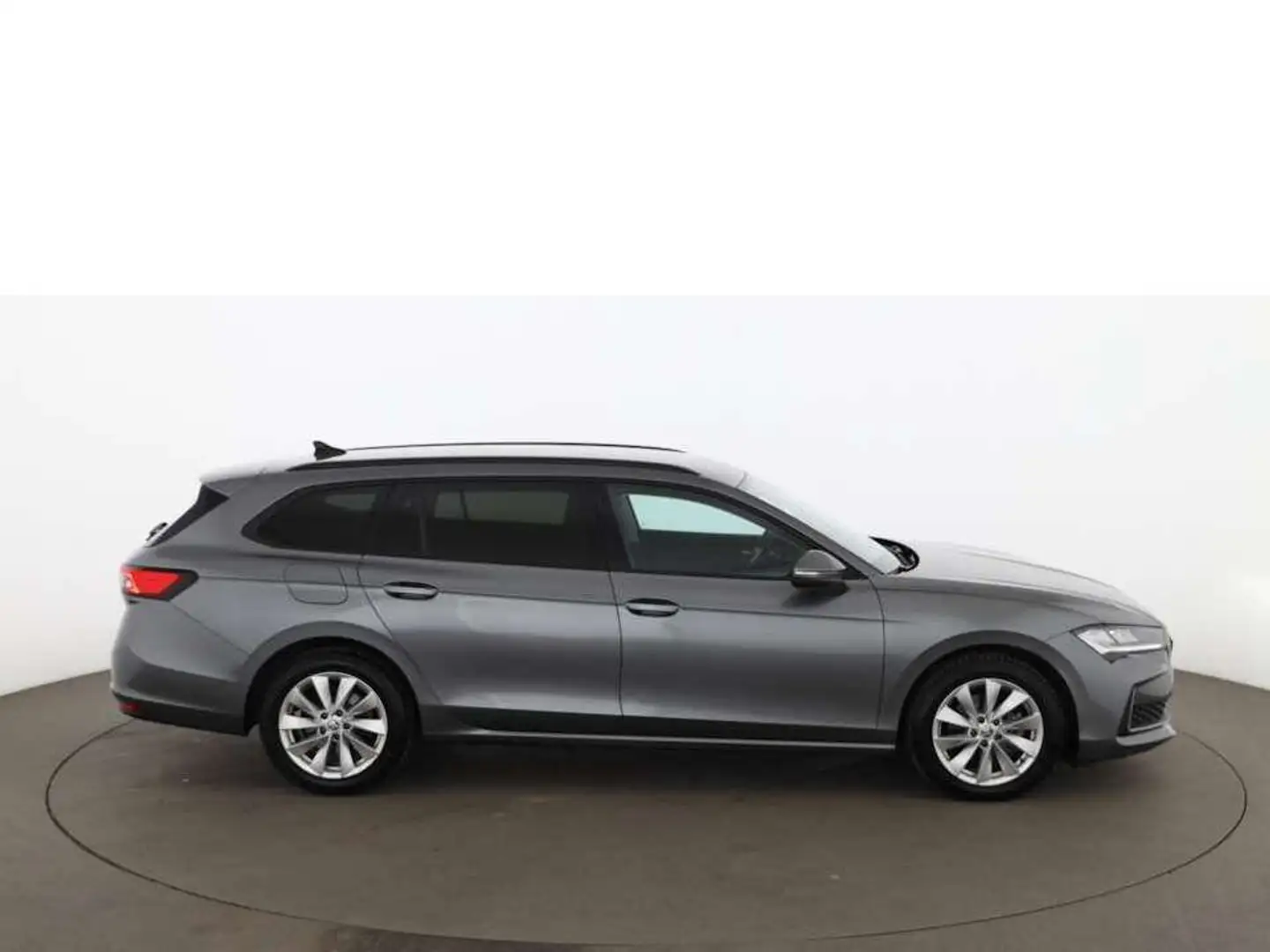 Skoda Superb Combi 2.0 TDI Selection Aut LED RADAR NAVI Grau - 2