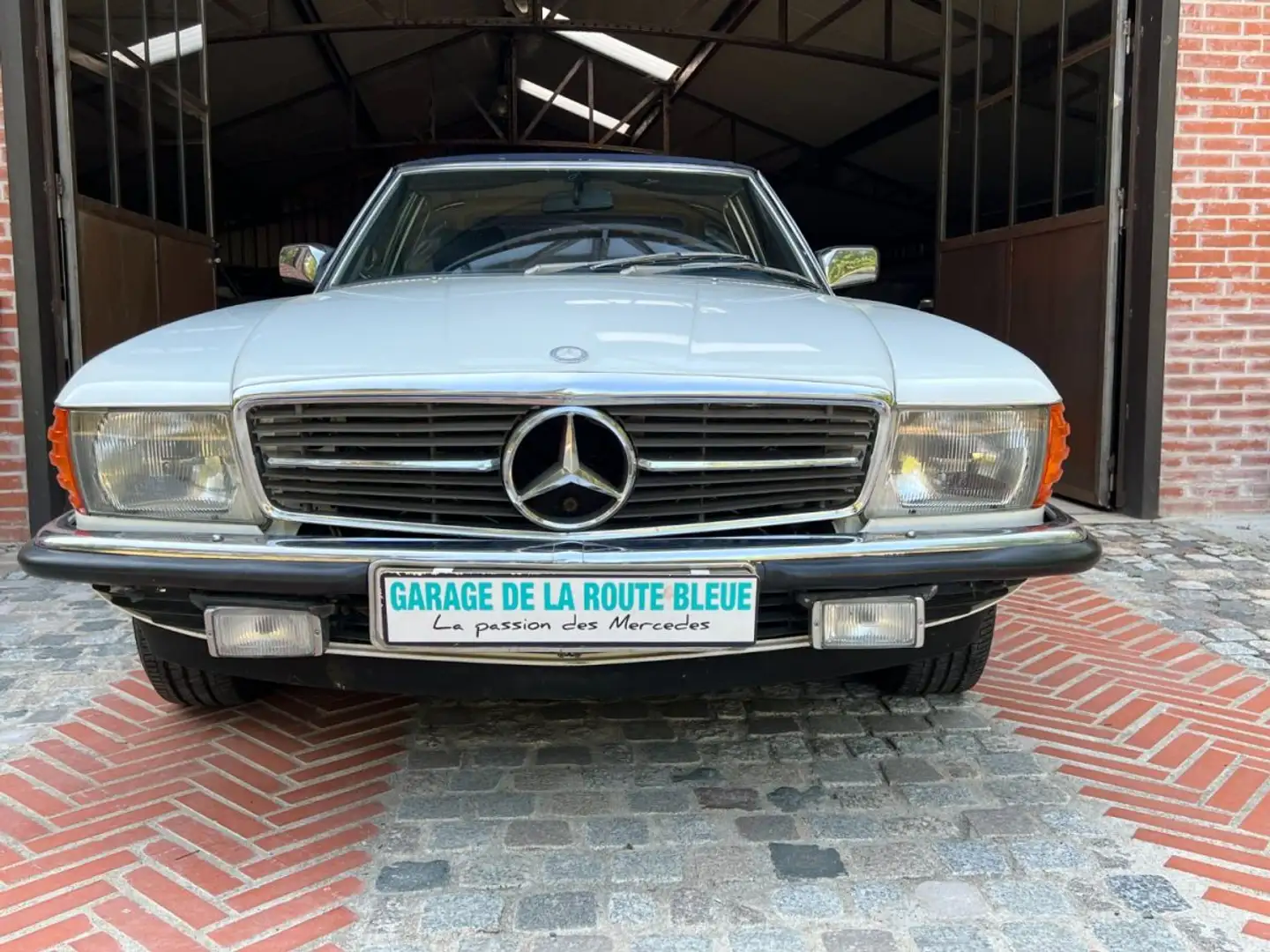 Mercedes-Benz 500 SL W107 Dans Un tres Bel Etat D'origine V8 - 2