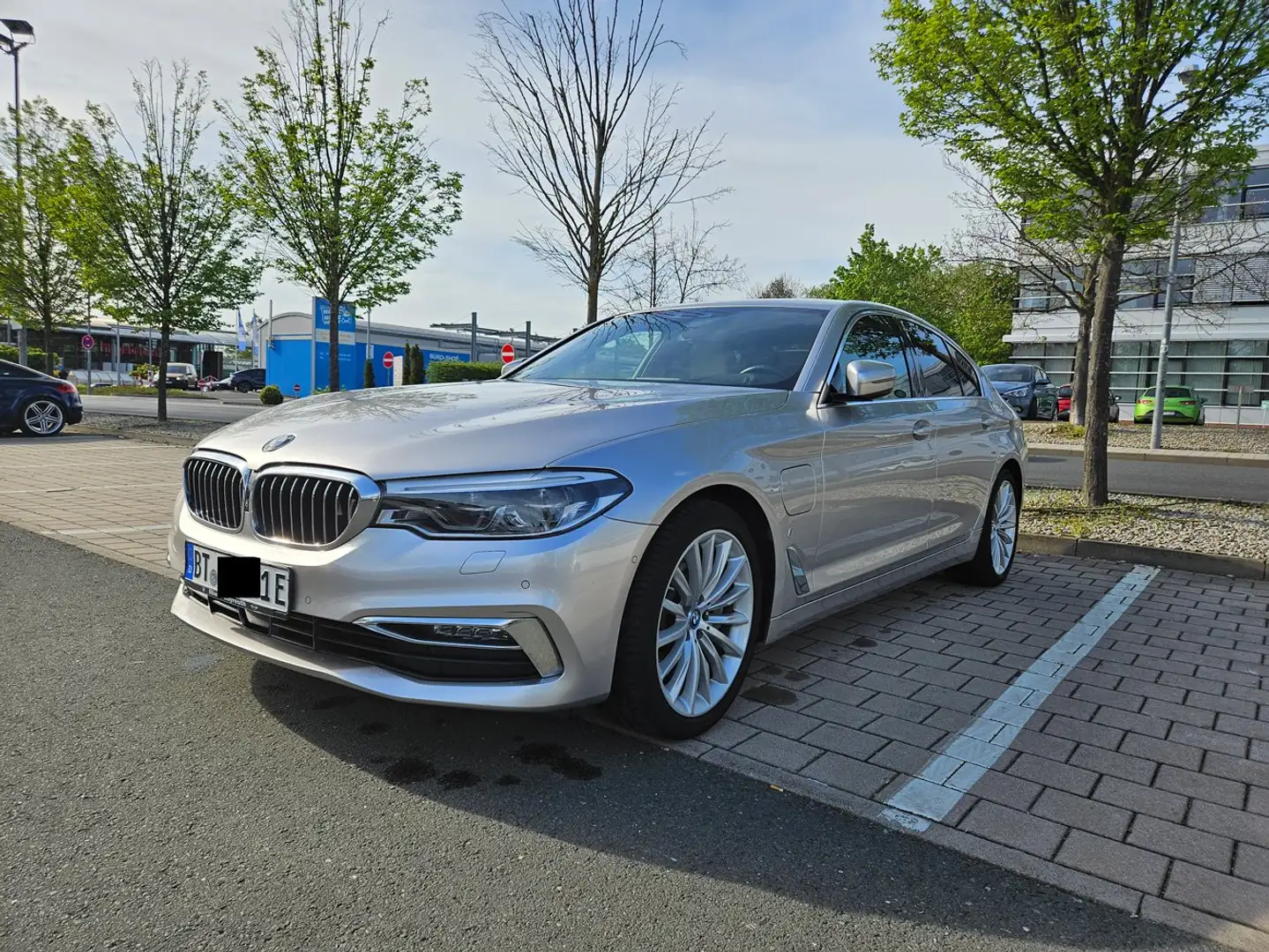 BMW 530 5er Plug-In-Hybrid 530e iPerformance Aut. Luxury L Szary - 1