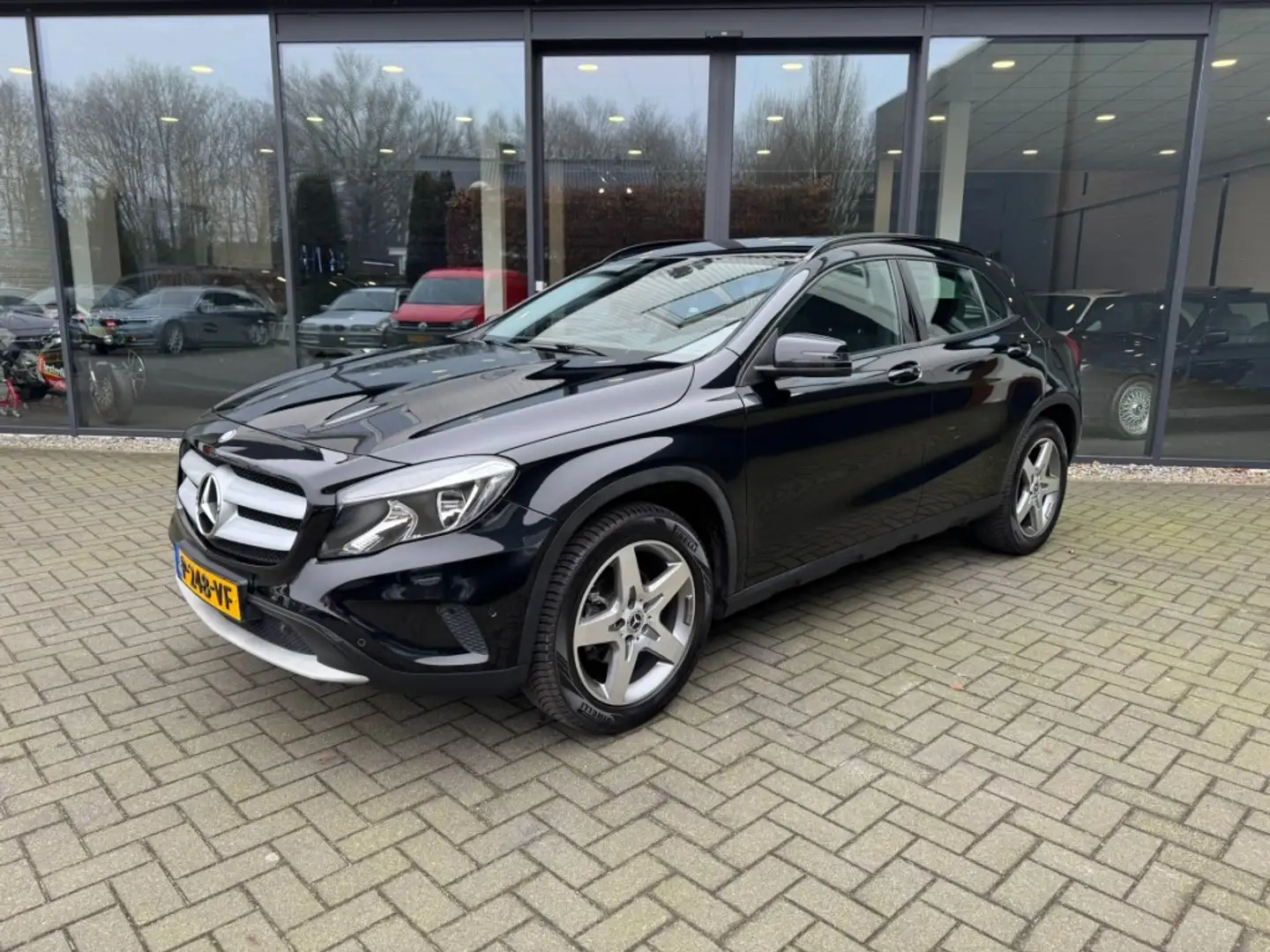 Mercedes-Benz GLA 200 200 156pk,Airco,Cruise,Carplay/Navi,PDC,LMV 18,Tre Zwart - 1