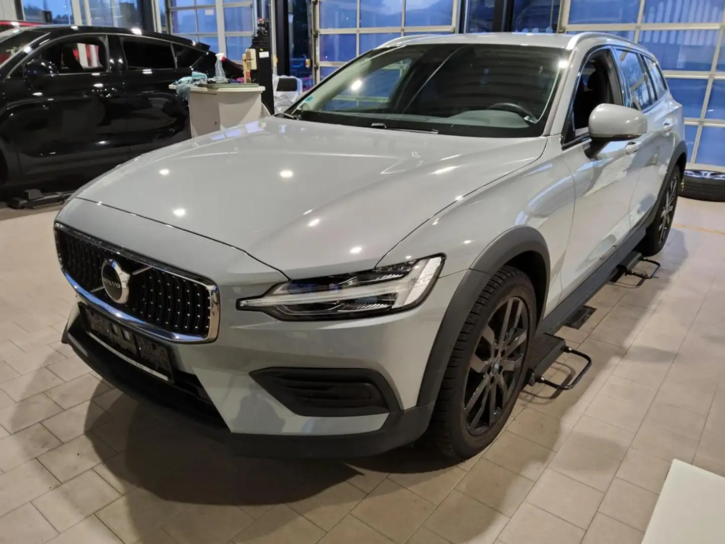 Volvo V60 Cross Country B4 AWD  Plus+AHK+WINTERPAK Grau - 2
