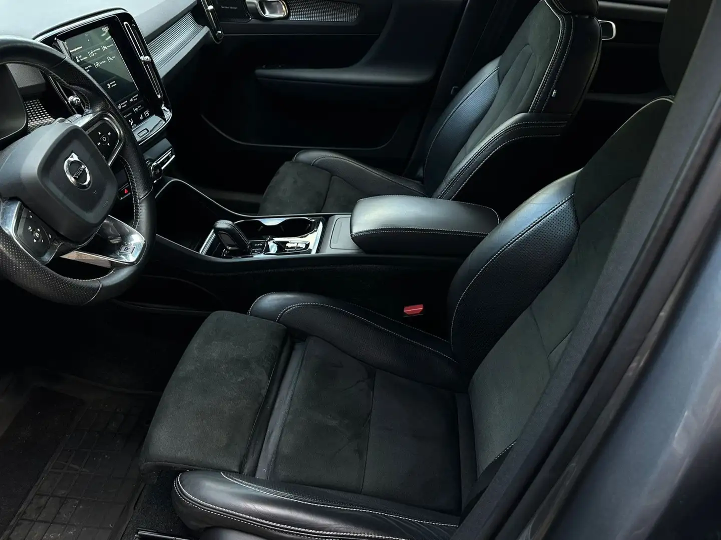 Volvo XC40 R Design AWD LED Kamera AHK Virtual Alca Grau - 2
