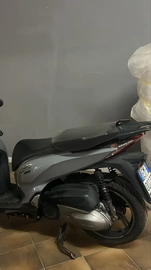 Honda SH 300 Stříbrná - 2
