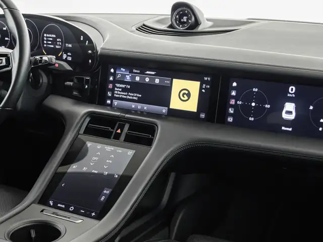Porsche Taycan view 10