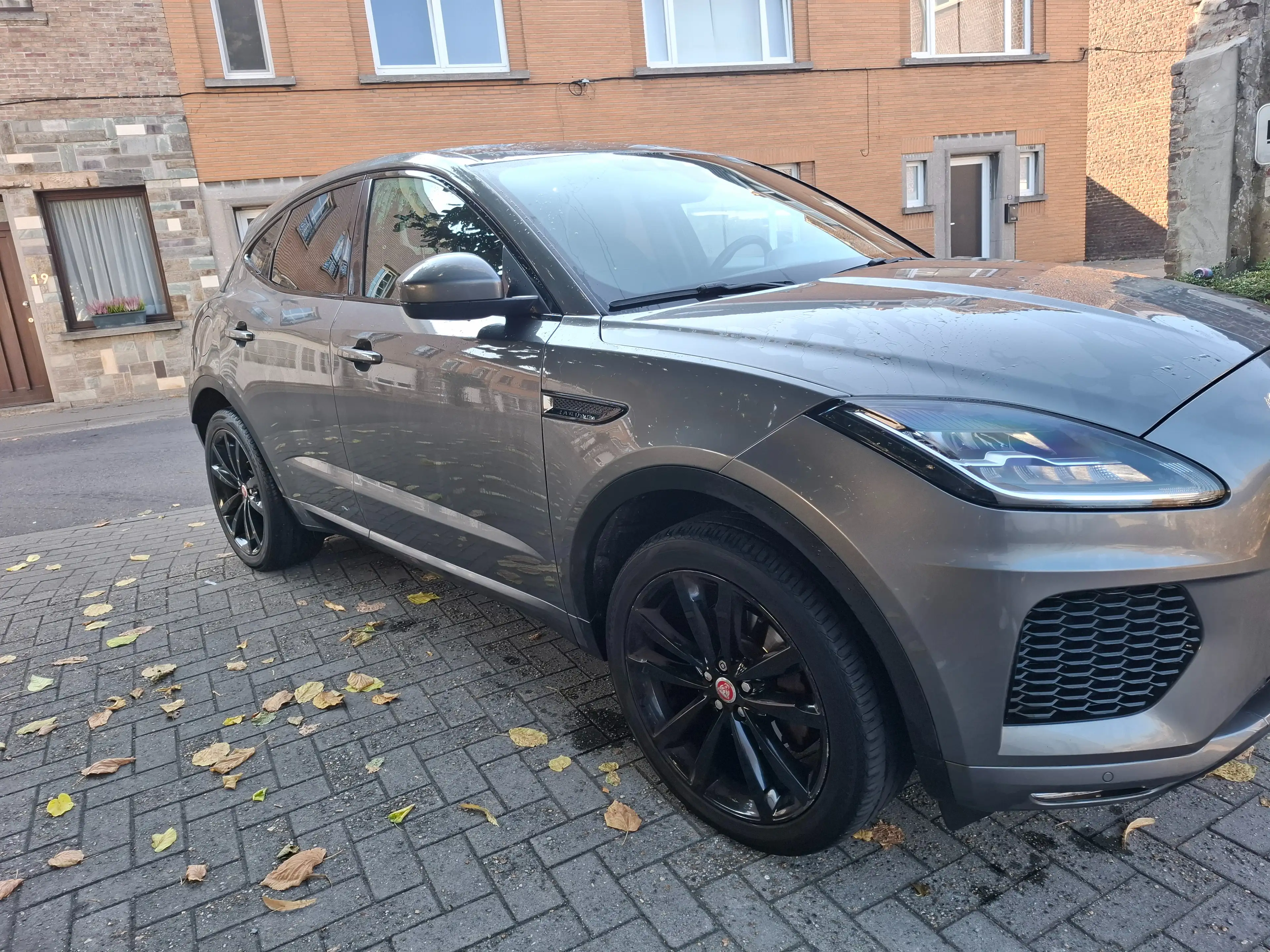 Jaguar E-Pace E-Pace 2.0 D AWD R-Dynamic TRÈS PROPRE — photo 4