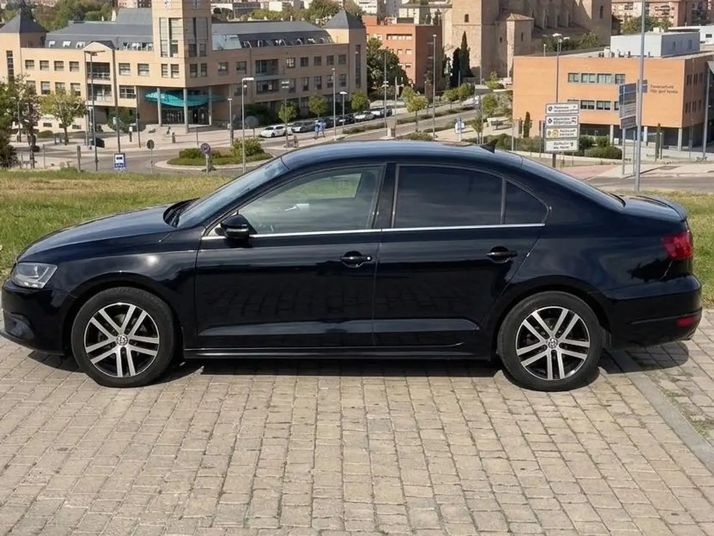 Volkswagen Jetta Jetta 1.6TDI Sport DSG Sport Negro - 2