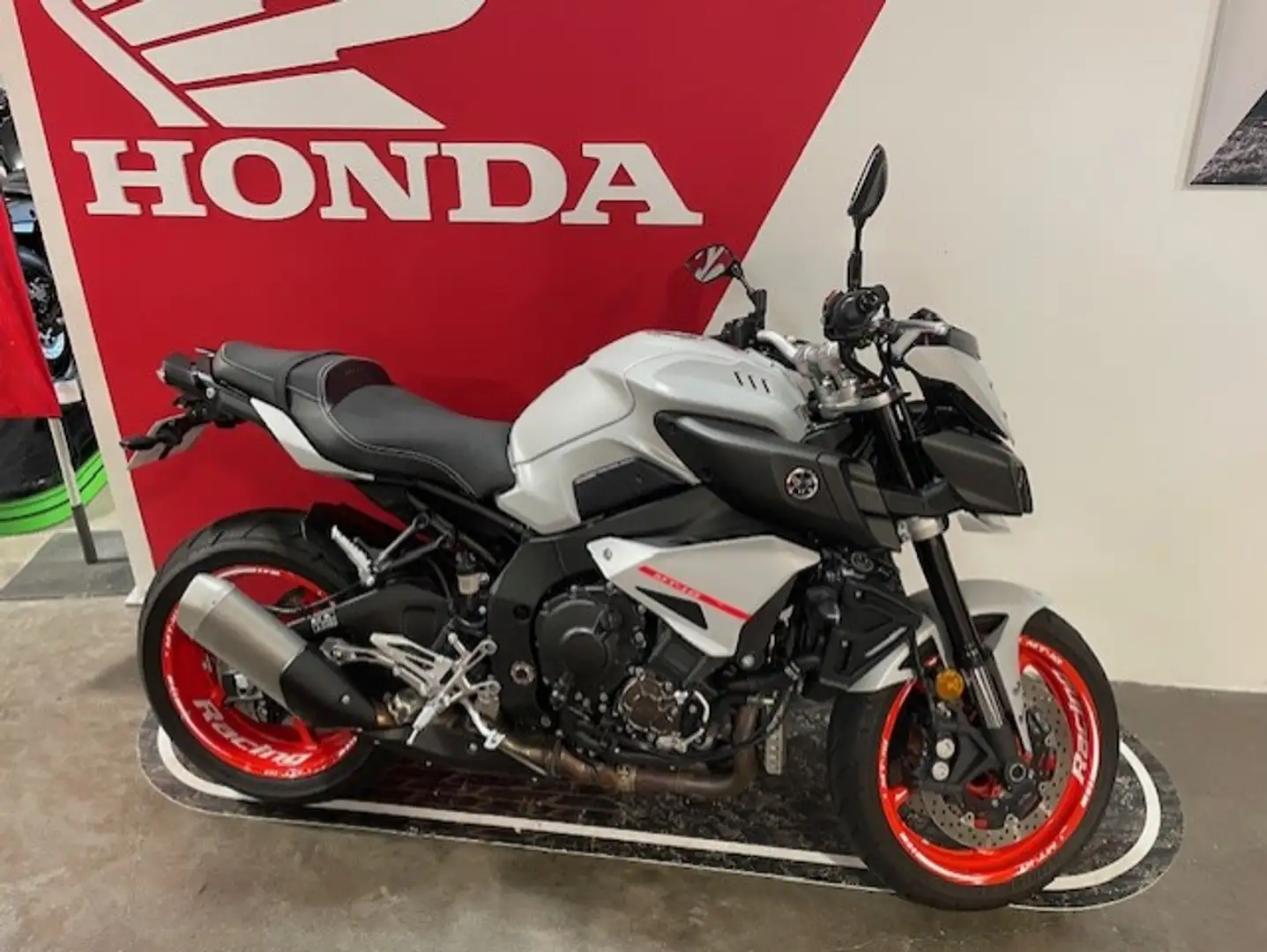 Yamaha MT-10 Gris - 1