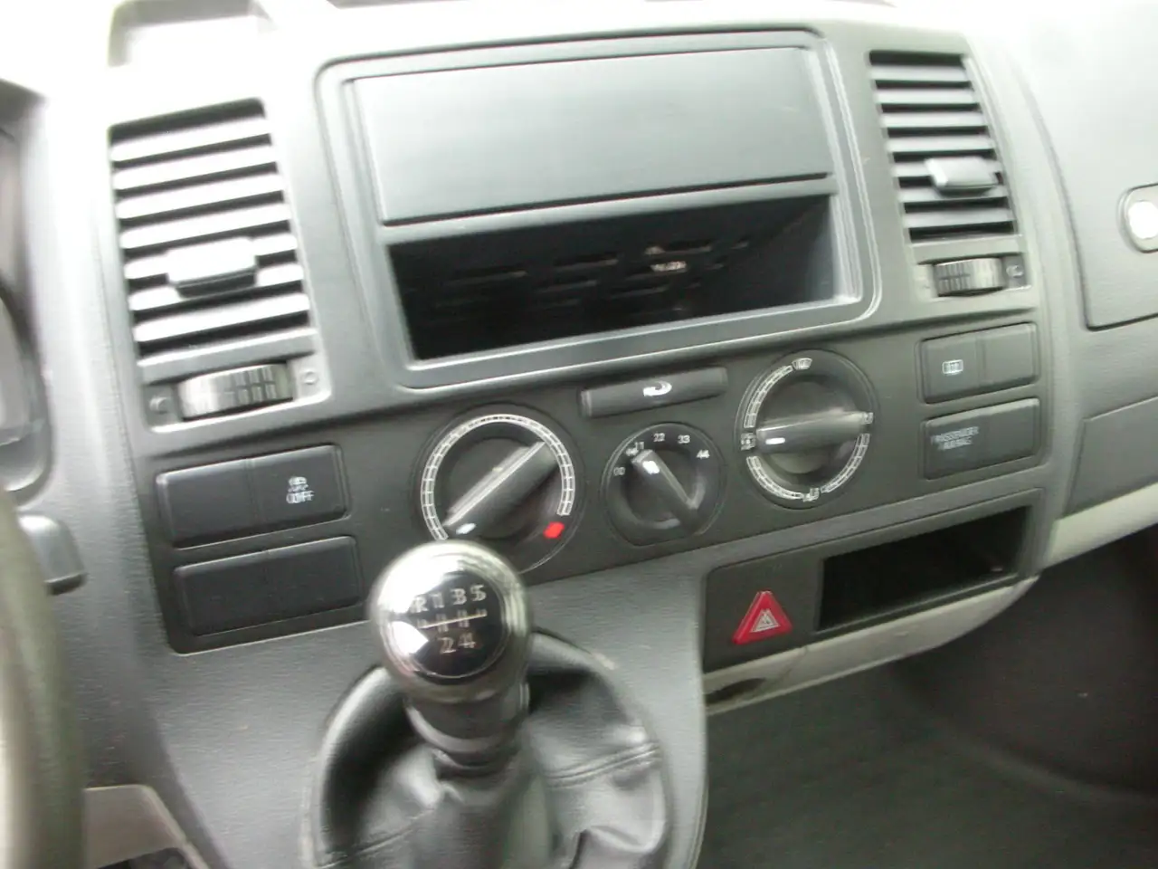 VOLKSWAGEN T5 TRANSPORTER 2.0 TDI 84CH - BVM - TVA DEDUCTIBLE - 123.000 KMS
