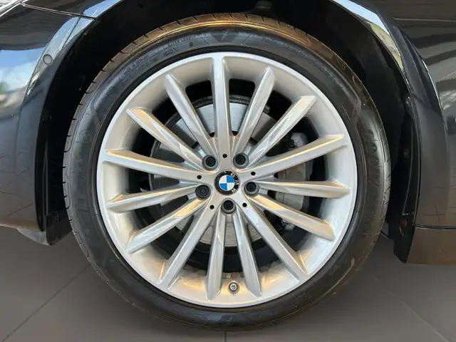 BMW 5 Series view 12