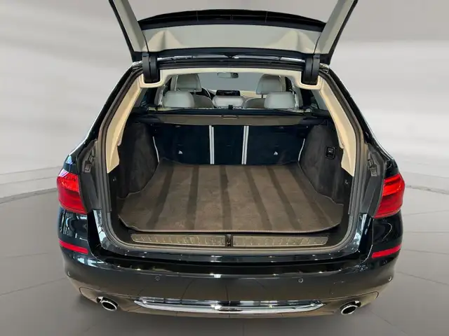 BMW 5 Series view 16