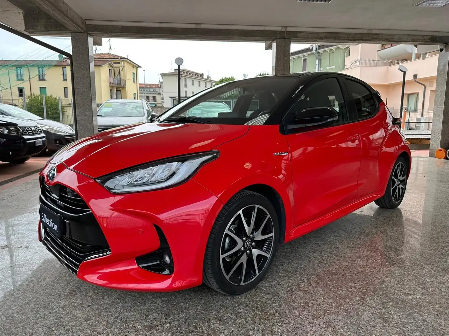 Toyota Yaris 1.5 Hybrid 5 porte Premiere Rouge - 1