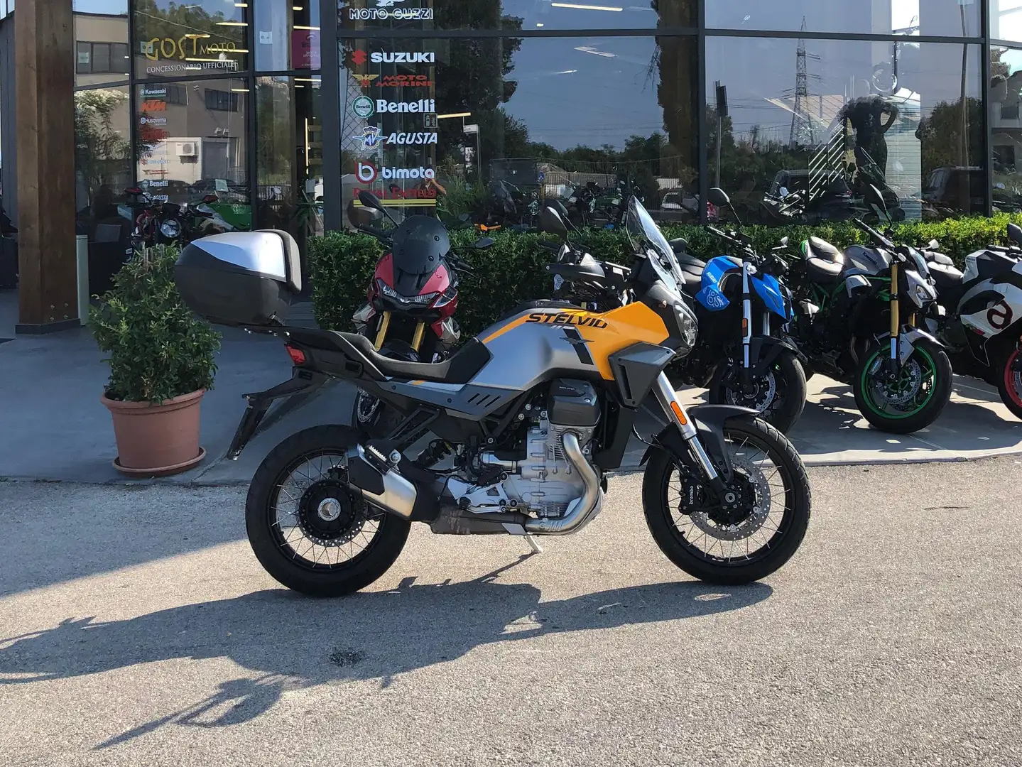 Moto Guzzi Stelvio - 1
