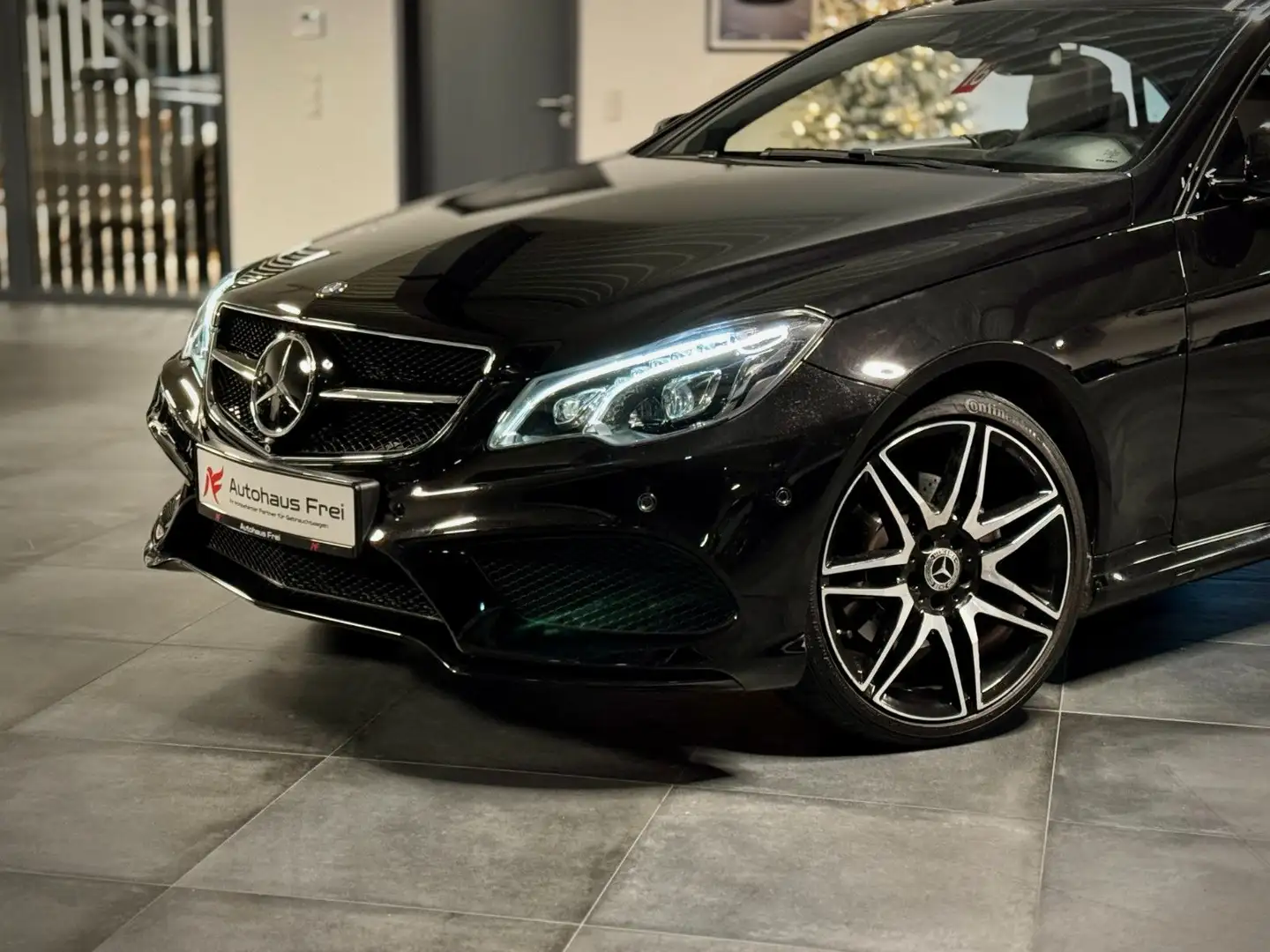 Mercedes-Benz E 350 4M Coupé AMG V6 *Performance*Keyless*360° Schwarz - 2