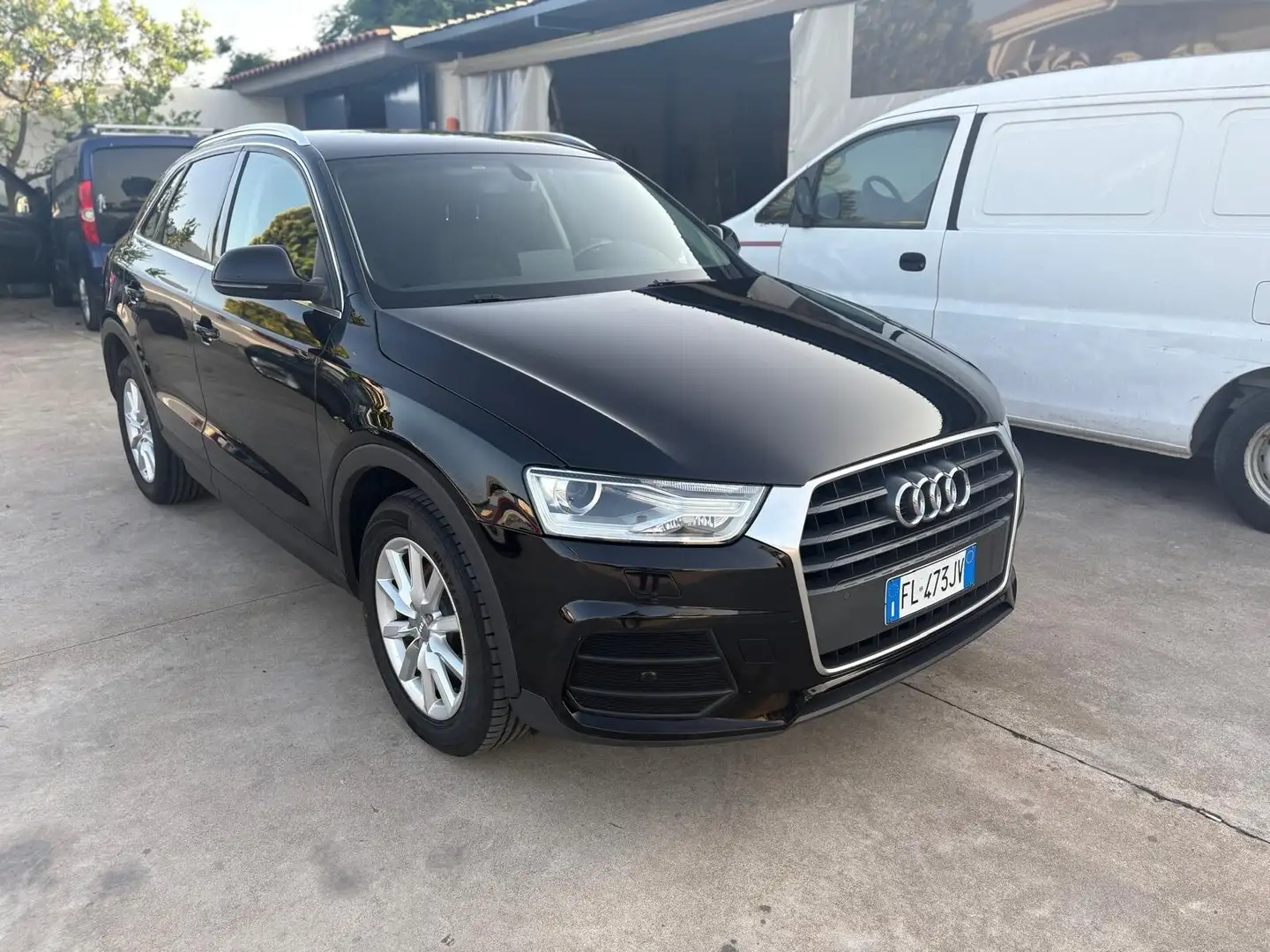 Audi Q3 2.0 TDI 120 CV S tronic Business Nero - 2