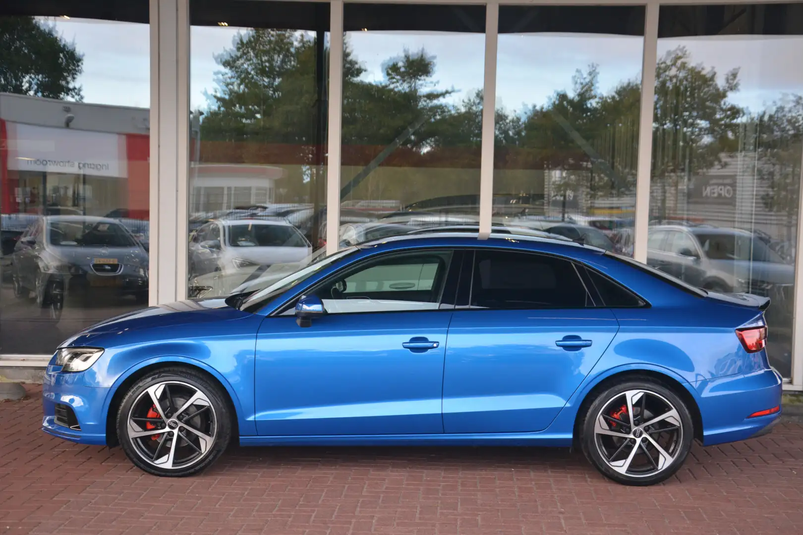 Audi A3 Limousine 30 TFSI Sport Lease Edition Nederlandse Blauw - 2