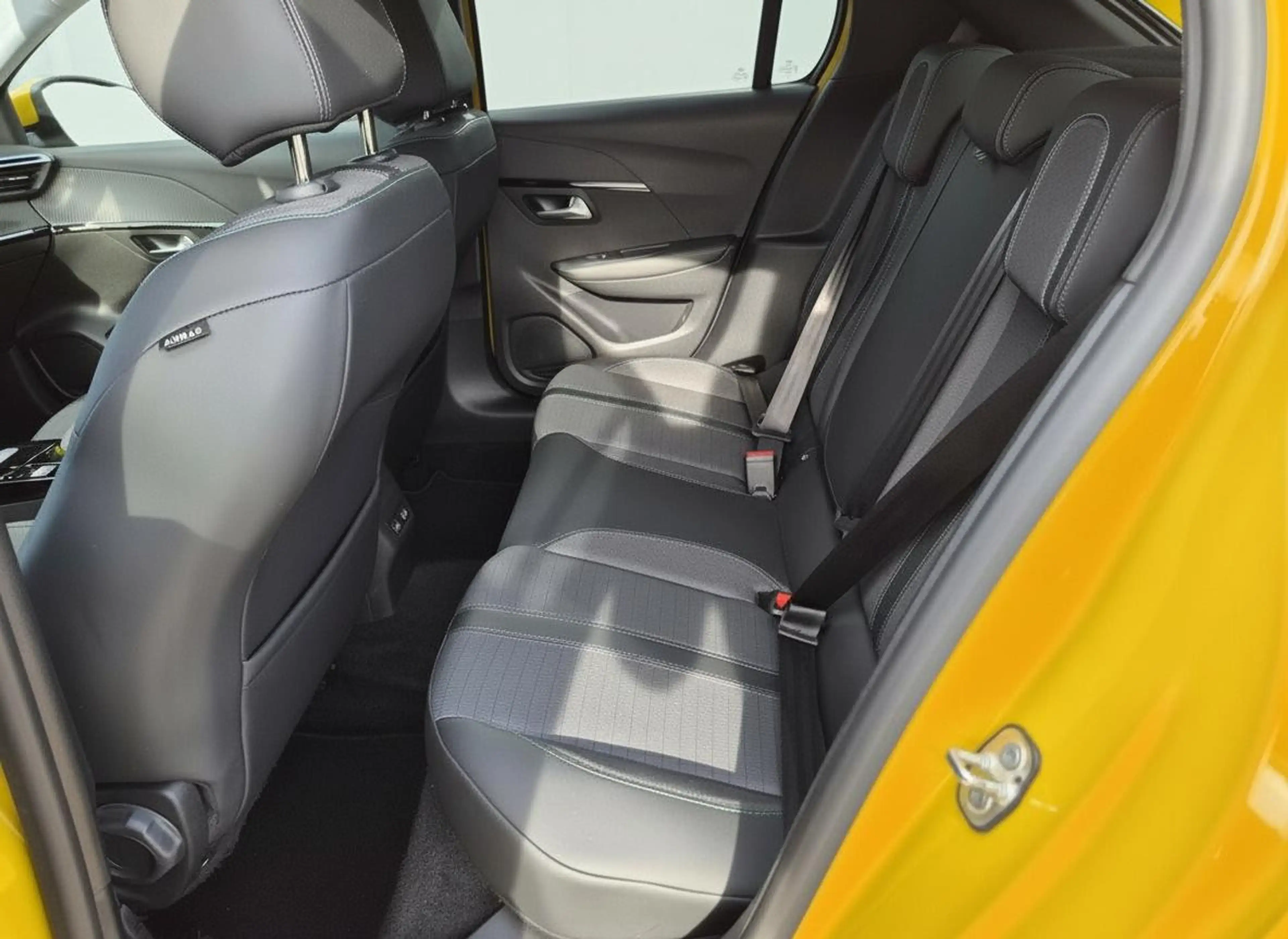 Peugeot e-208 EV Allure Pack 50 kWh SOH 91% — photo 9