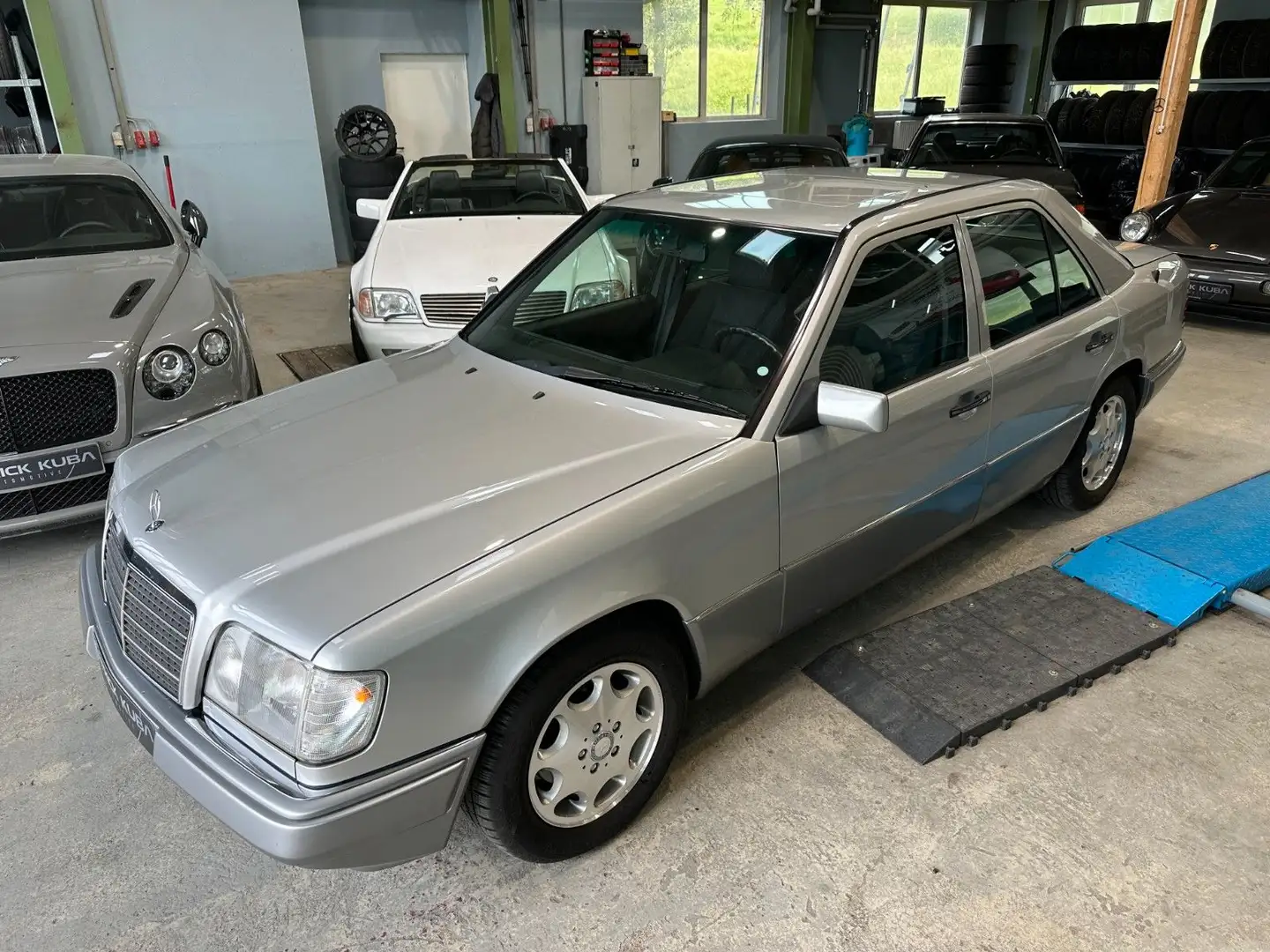 Mercedes-Benz E 220 org. 51.000km! Jahreswagen Zustand Silber - 1