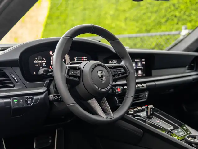 Porsche 911 view 7