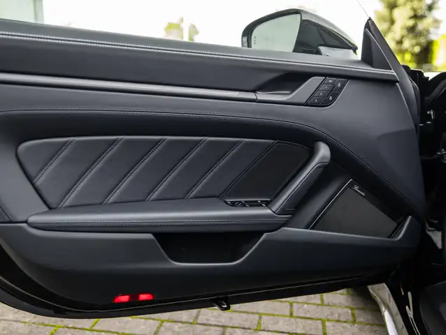 Porsche 911 view 6