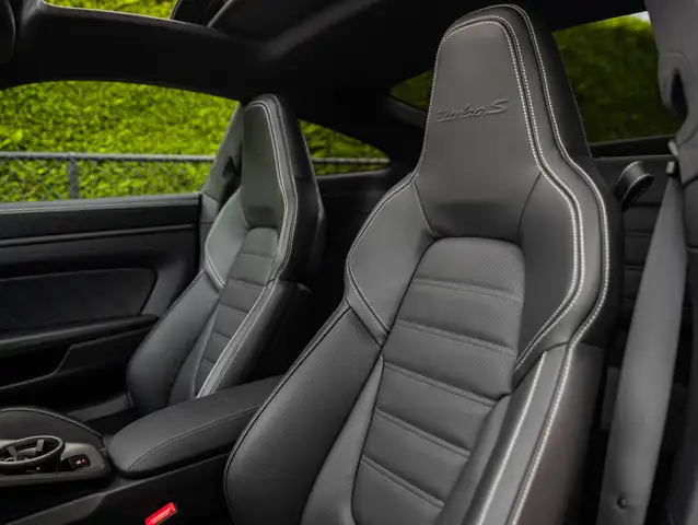 Porsche 911 view 8