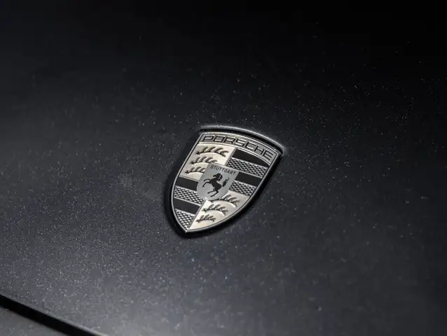 Porsche 911 view 11