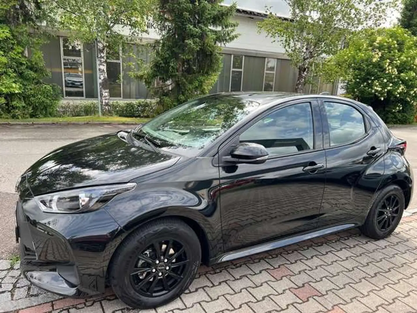 Toyota Yaris 1.0-l-VVT-i Comfort crna - 1