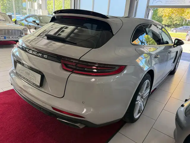 Porsche Panamera view 8