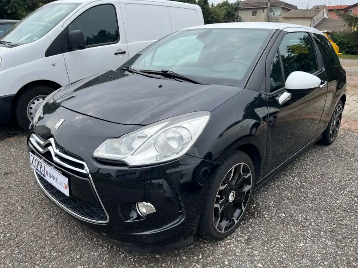 DS Automobiles DS 3 3 1.4 HDi 70 Chic Nero - 1