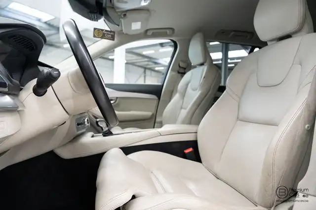 Volvo XC90 view 10