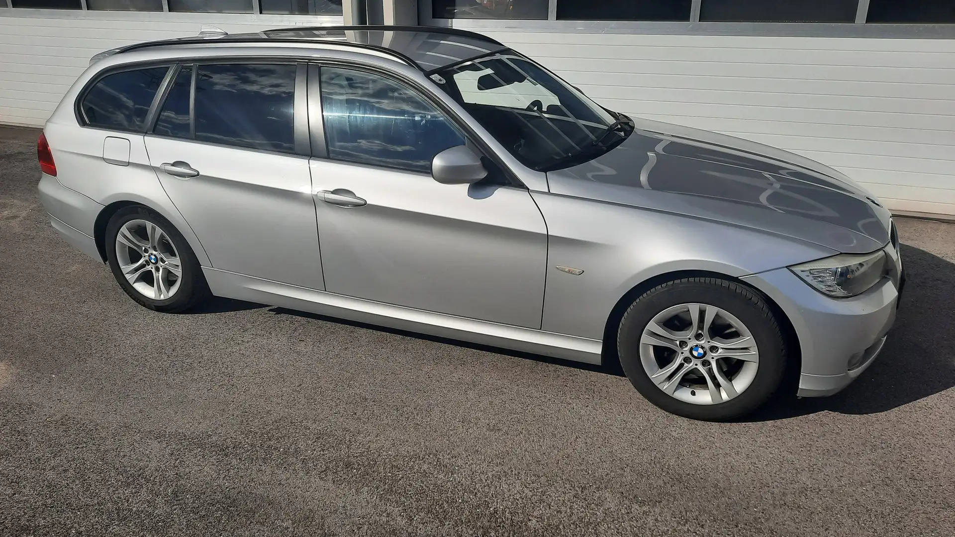 BMW 318 318d Touring Österreich-Paket Silber - 2