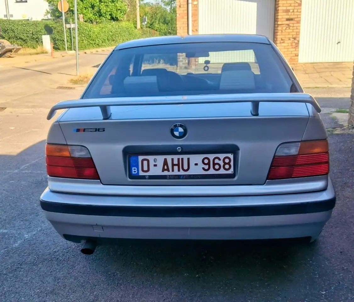 BMW 320i, foto 4