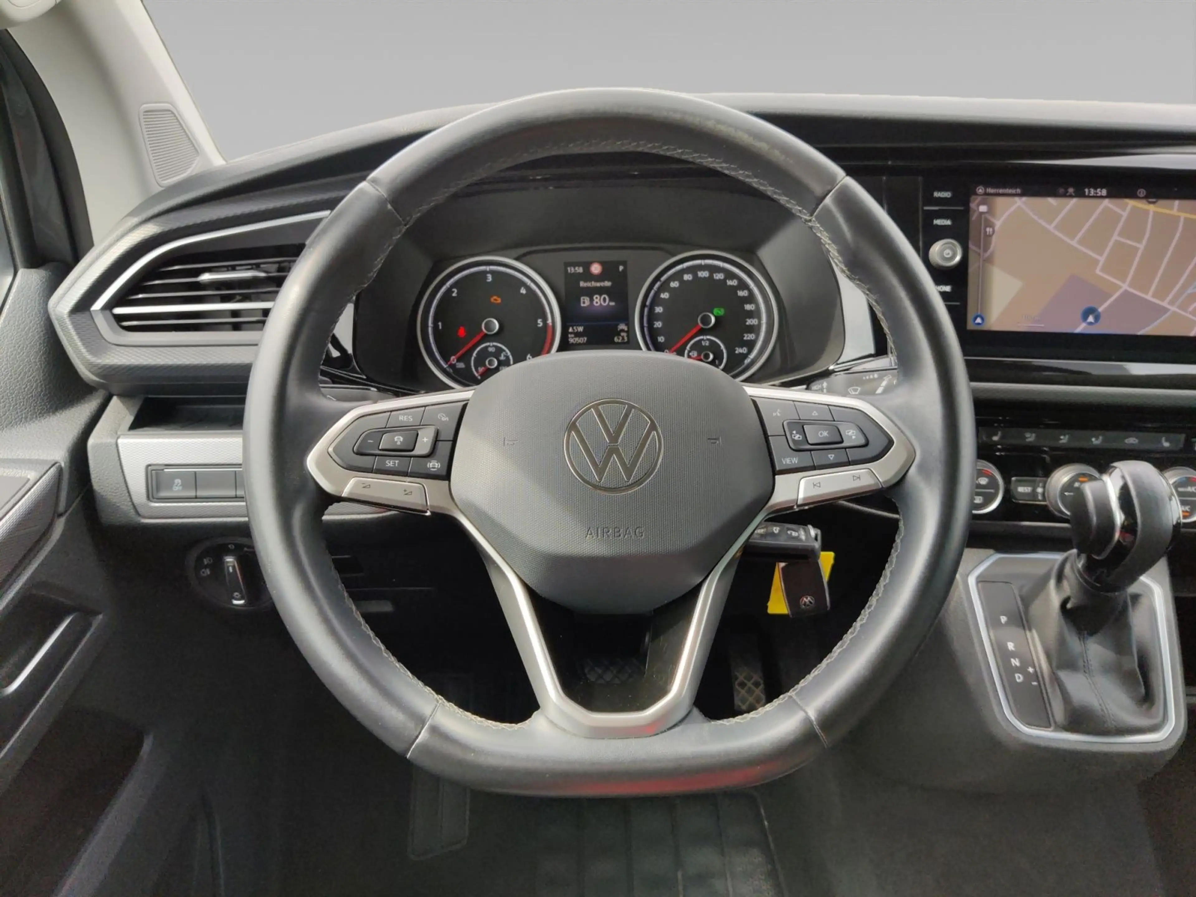 Volkswagen T6.1 Multivan 2.0 TDI DSG 4Motion — photo 12