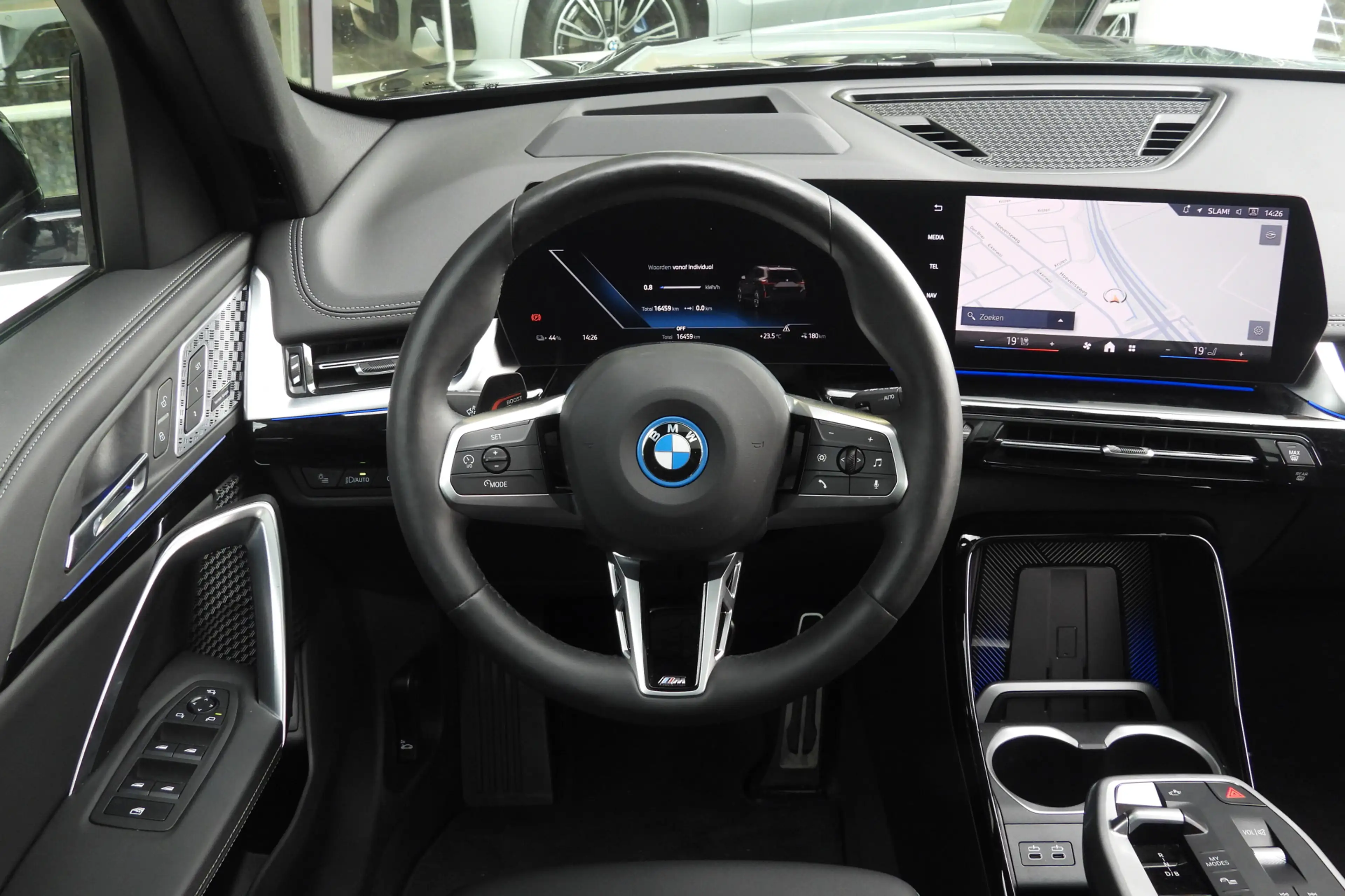 BMW iX1 eDrive20 M Sport / Trekhaak / Panoramadak / Sports — photo 2