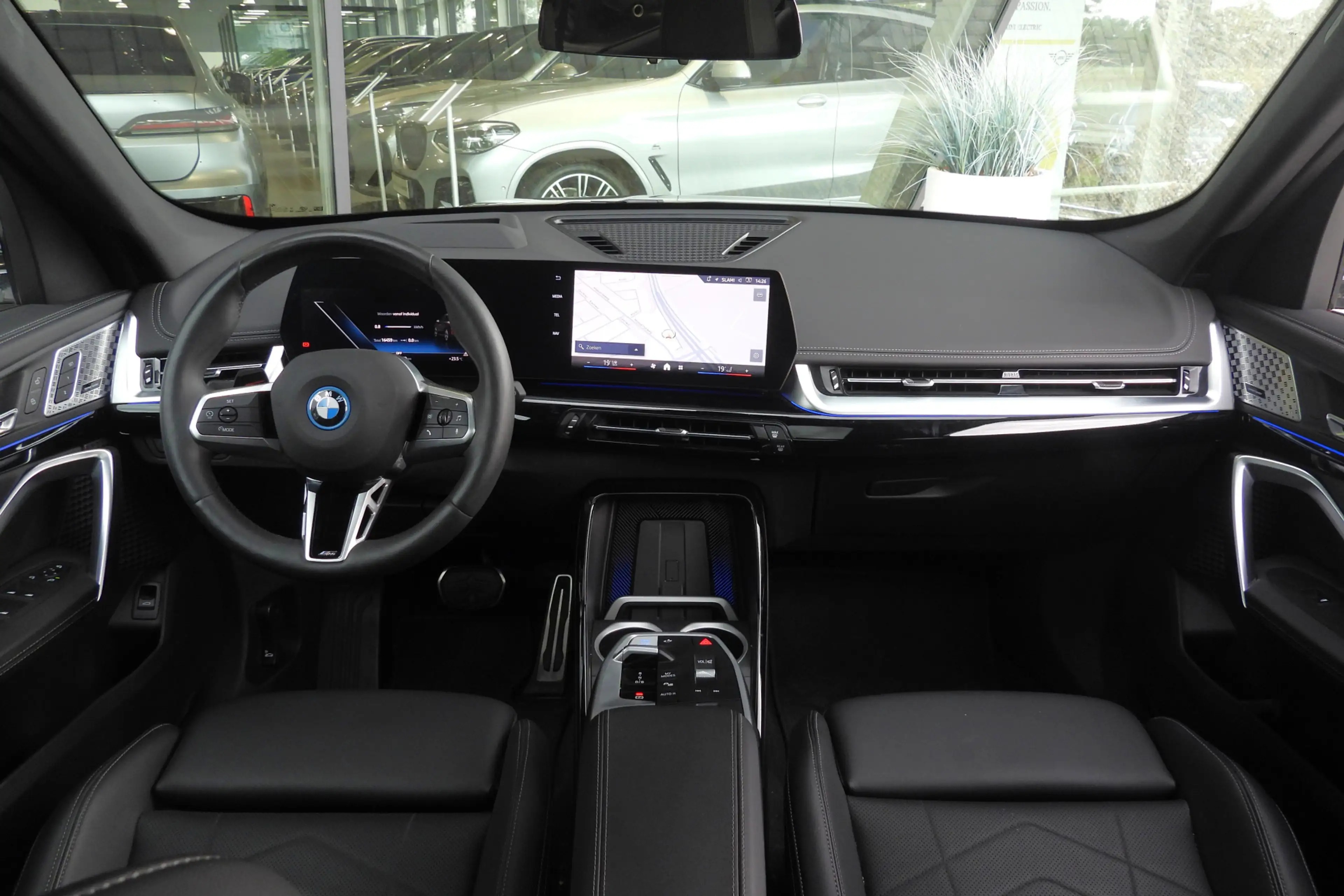BMW iX1 eDrive20 M Sport / Trekhaak / Panoramadak / Sports — photo 3
